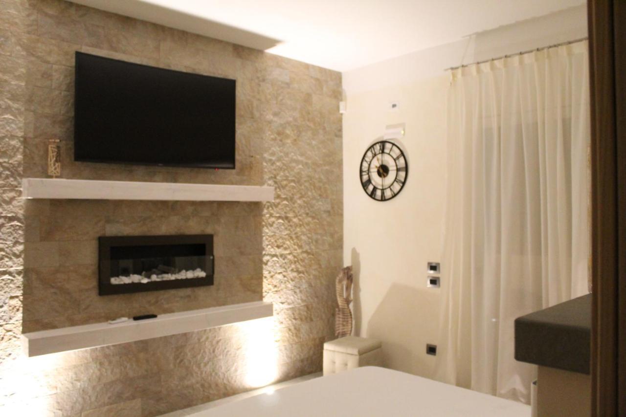 Villa Martina Luxury Rooms Дезенцано-дель-Гарда Экстерьер фото