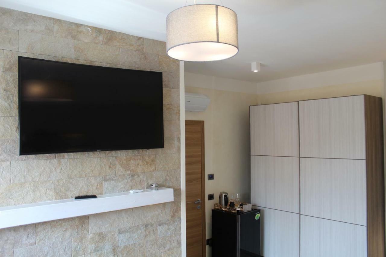 Villa Martina Luxury Rooms Дезенцано-дель-Гарда Экстерьер фото